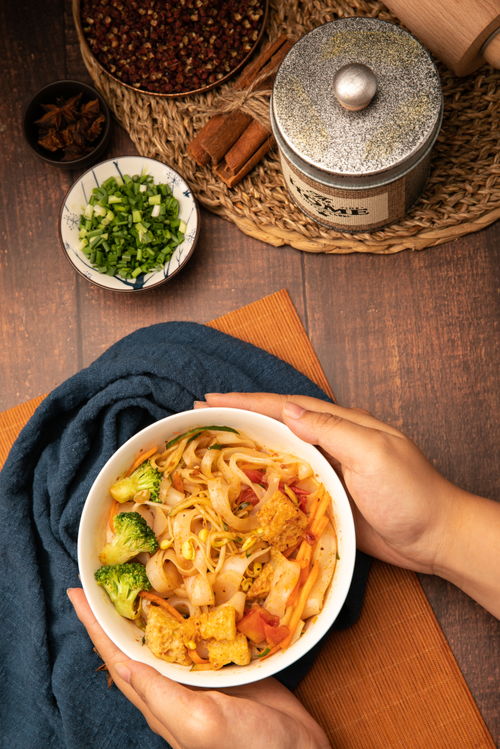 光影间的清凉滋味 拌凉皮美食摄影的艺术表达